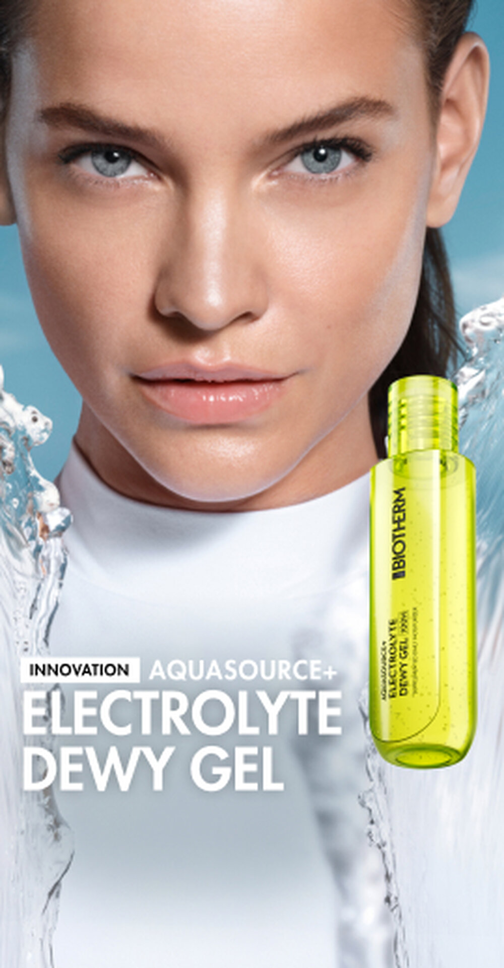 Gros plan d’une femme a la peau lumineuse a cote d’un flacon jaune vif de Biotherm Aquasource+ Electrolyte Dewy Gel avec des eclaboussures d’eau.
