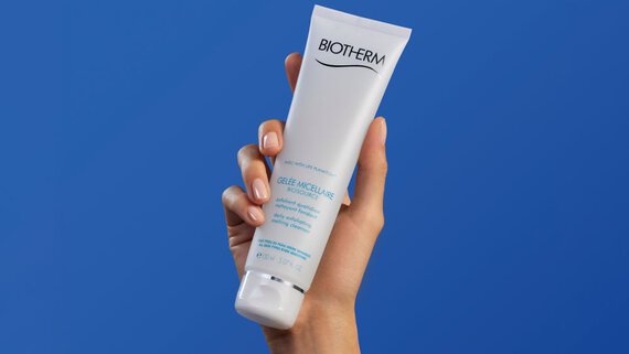 Gommages visage Biotherm dans une main