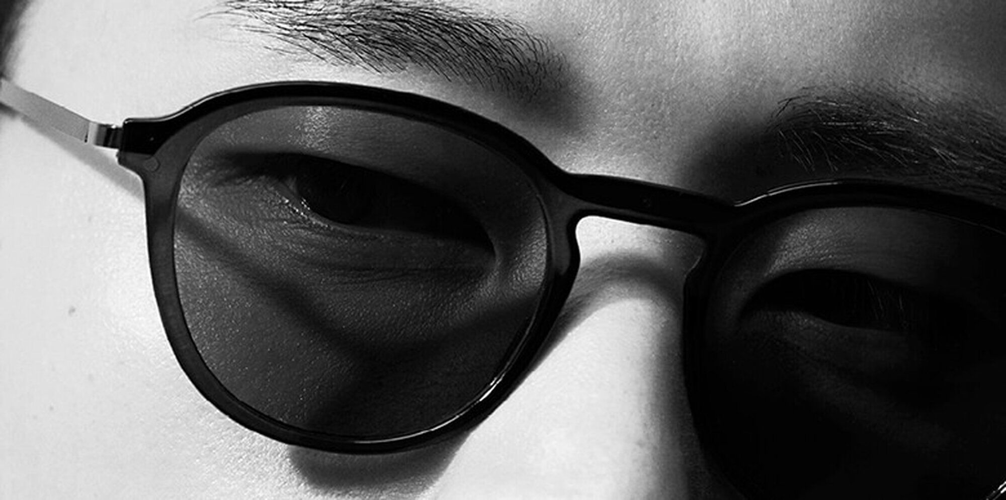 Lunettes de soleil qui cache les cernes d'un homme