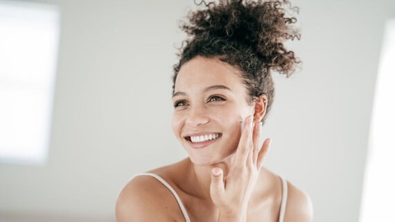 Femme qui touche son visage
