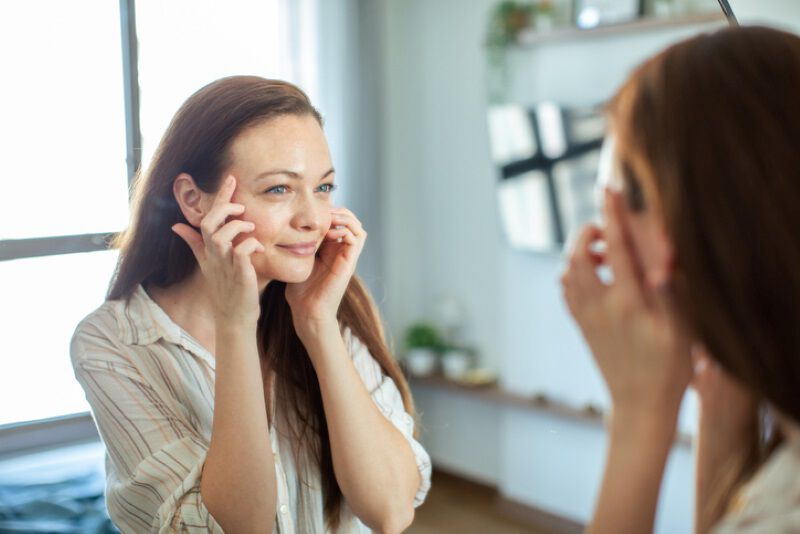 Femme appliquant une creme anti-age