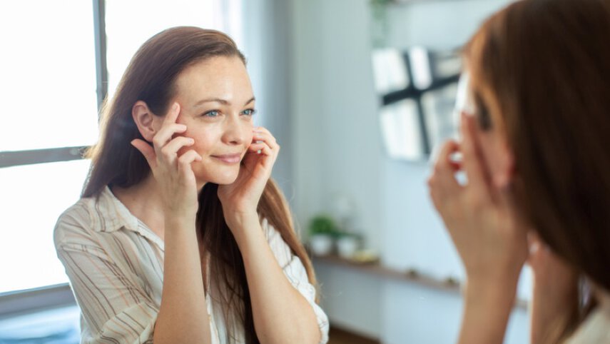 Femme appliquant une creme anti-age