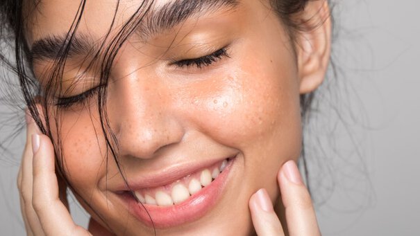 Femme qui touche son visage