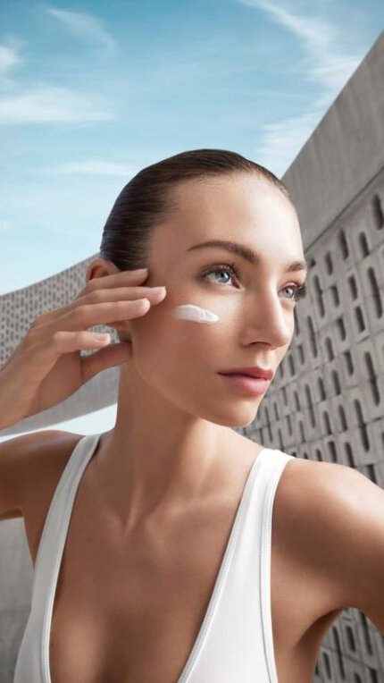 Femme qui s'applique de la creme