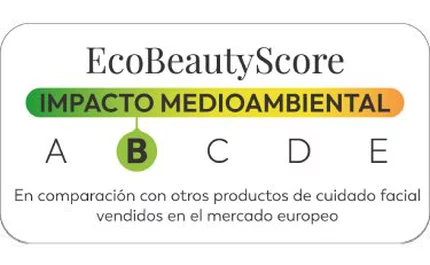 Etiqueta Eco Beauty Score con el texto “Impacto Medioambiental” sobre una escala de colores de la A a la E, donde la letra B esta resaltada en verde. Debajo aparece el texto “En comparacion con otros productos de cuidado facial vendidos en el mercado europeo”.