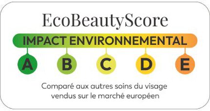 Etiquette Eco Beauty Score avec le titre « Impact Environnemental » sur un bandeau vert clair et une echelle coloree A–E : A vert fonce, B vert clair, C jaune, D orange, E rouge. En bas figure le texte « Compare aux autres soins du visage vendus sur le marche europeen ».